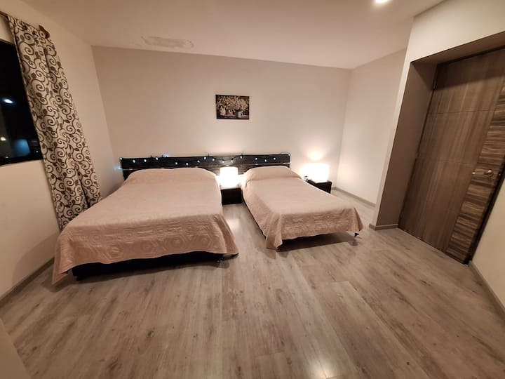 Допълнителна стая, която се отваря или се активира, когато гостът наеме повече от 8 души. Намира се на горния етаж, има съблекалня, прозорец с изглед към градината на комплекса, няма собствена баня, използва общата с друга стая