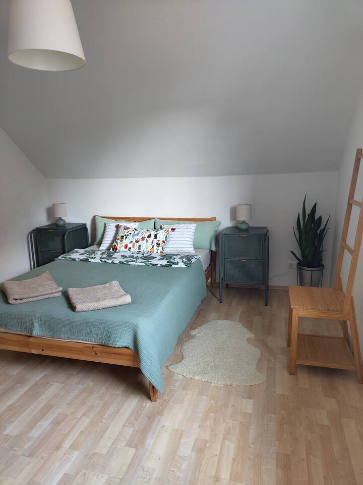 غرفة نوم بسرير مزدوج في الطابق السفلي 