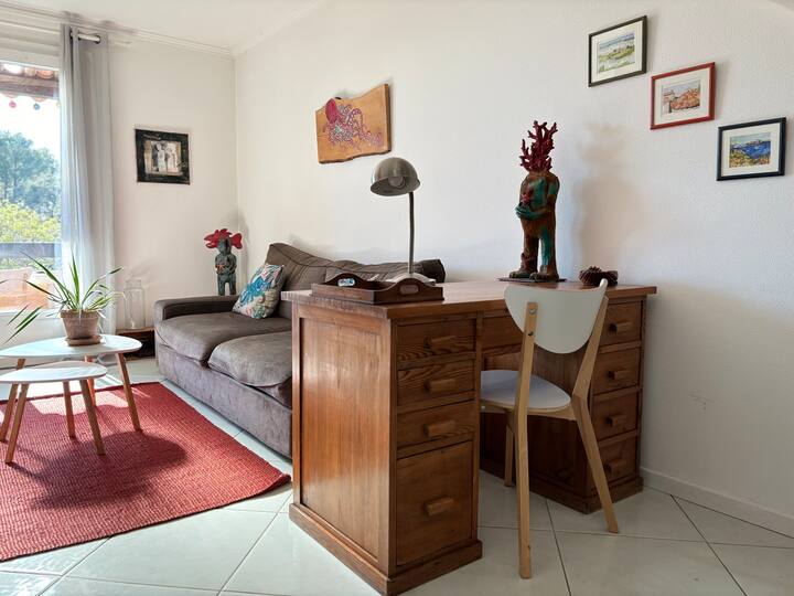 พื้นที่สำนักงานที่มองเห็นต้นไม้ 