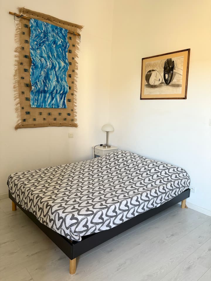 เตียงขนาด 140 ซม. พร้อมฟูกนอนใหม่แน่นหนา 