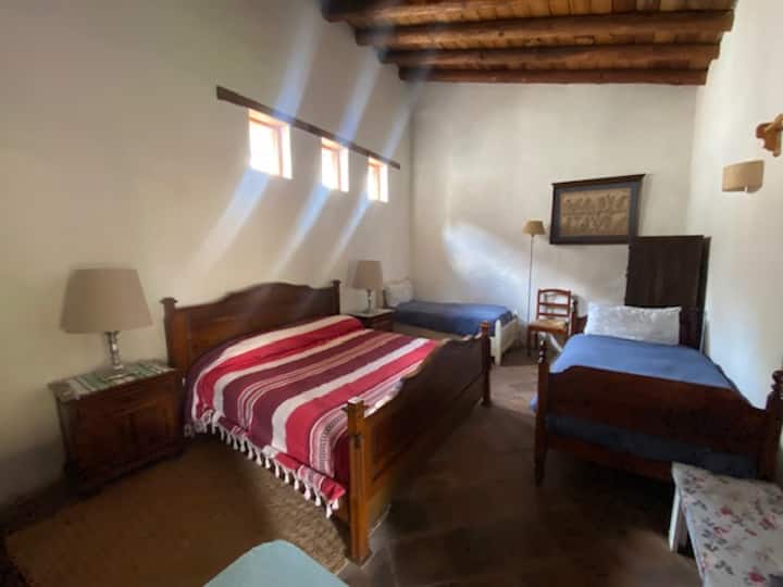 Chumba cha kulala cha familia kilicho na kitanda cha ukubwa wa kifalme na vitanda viwili vya mtu mmoja