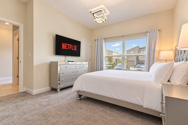 Master Suite: Shijo Netflix dhe pamjet me dritën e diellit në këtë vend pushimi elegant pas një dite plot aventura!