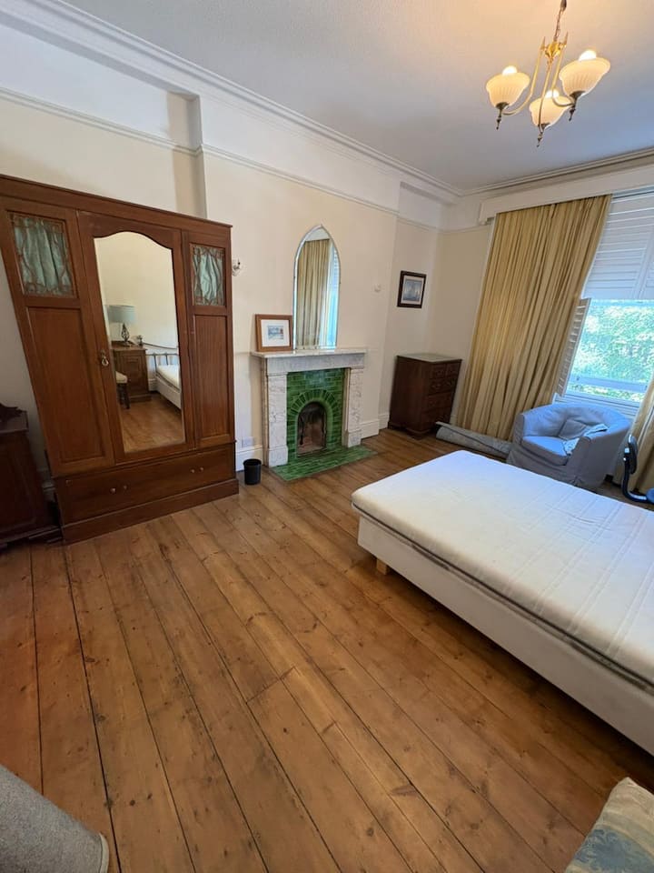 Large Double Room In Grand Victorian Town  House - Surbiton