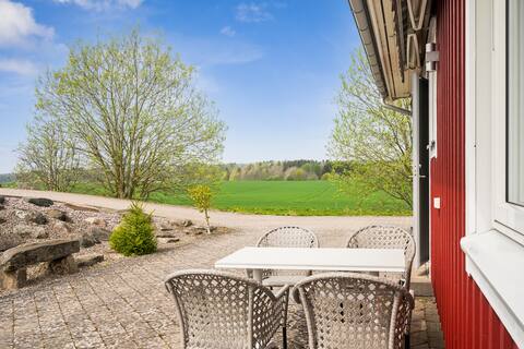 Spacious apartment in idyllic countryside