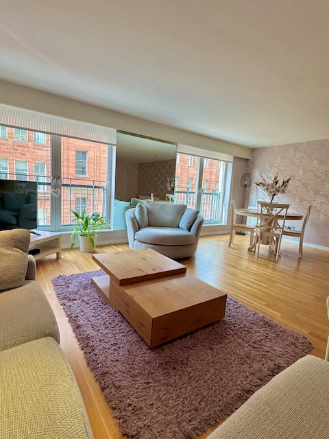 Top performing Airbnb: Merchant City apartment with free secure parking in Glasgow