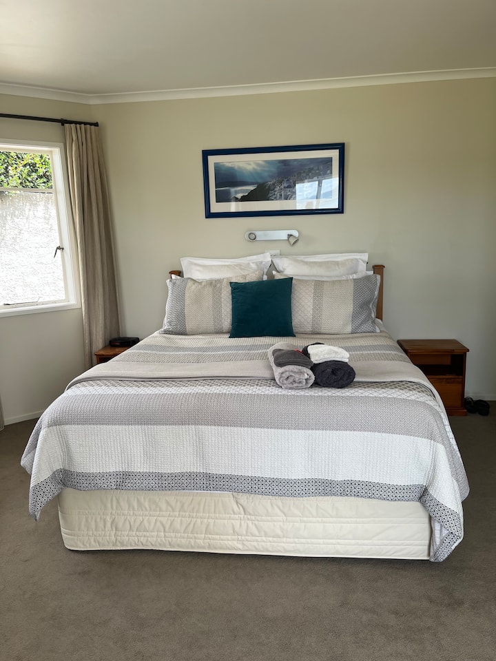 Დიდი საწოლი მთავარ საძინებელში დამხმარე კომპლექტთან ერთად.