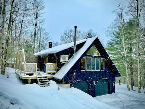 The Hygge Loft- mid-mod cabin on 70 forested acres