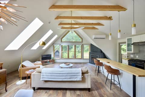 The Hygge Loft- mid-mod cabin on 70 forested acres