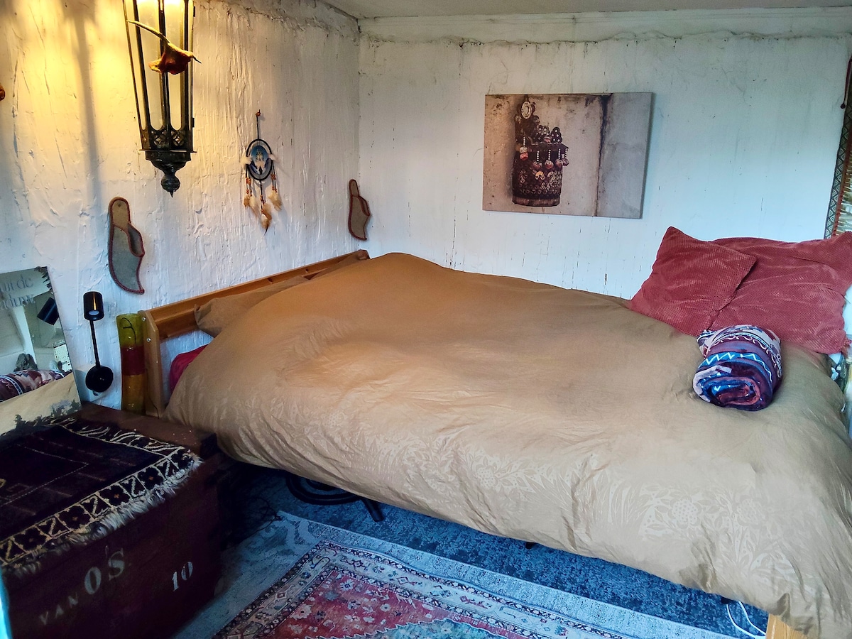 krevat dopio "dyshe"
rehatues/e i/e rehatshëm
2 batanije elektrike 
mundësia për të varur rrjetë mushkonjash