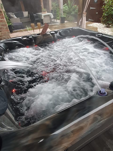 The Snug with luxury Hot Tub