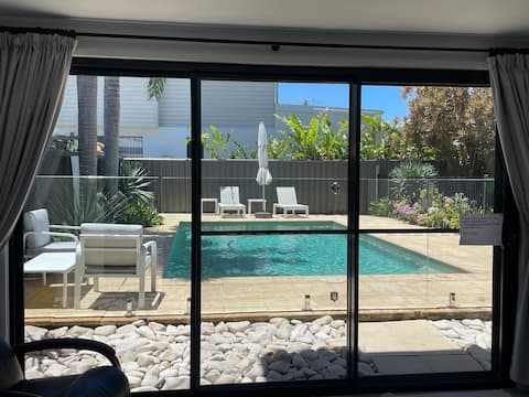 Top Airbnb: Poolside self contained unit walk to beach in Buddina