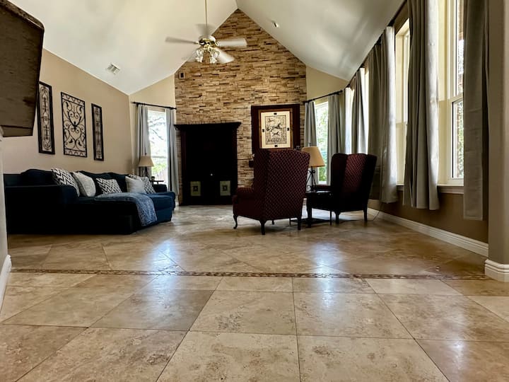 Paradise Home! Pool And Outdoor Living Area - North Richland Hills, TX