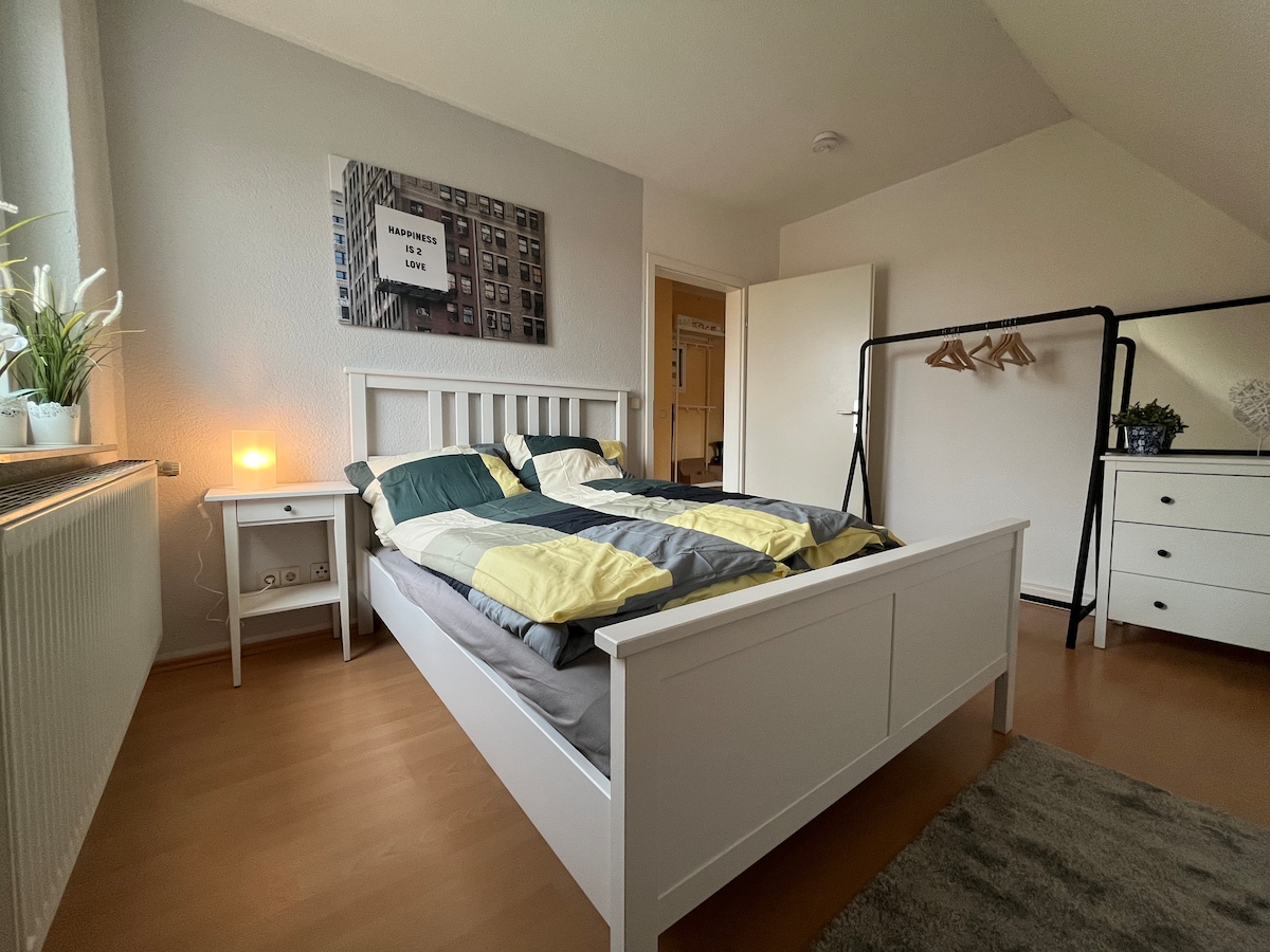 เตียงคู่และที่เก็บเสื้อผ้าเพียงพอ