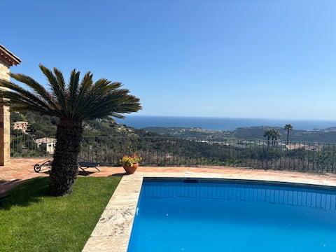 Stunning villa with sea view and pool (12 p)