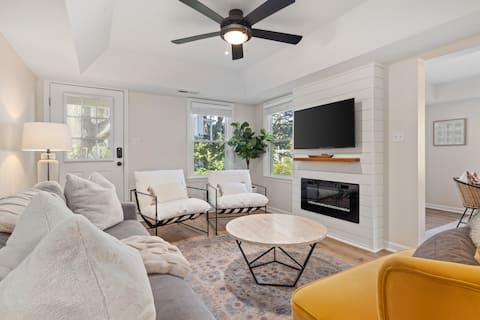 Top Airbnb: Stylish & Bright! Walk to Beach, Golf Cart, Patio in Isle Of Palms