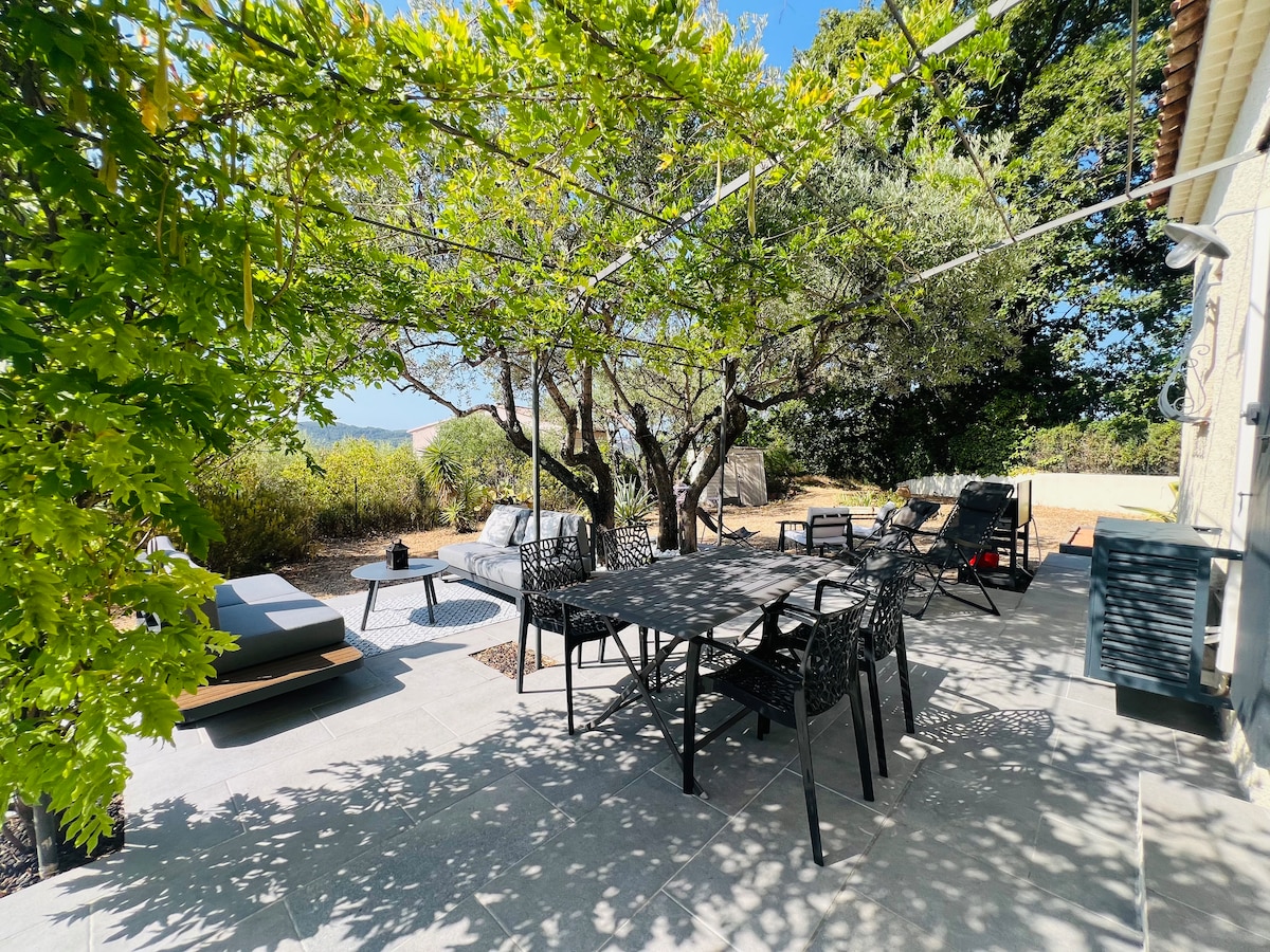 Buiten eetruimte onder pergola