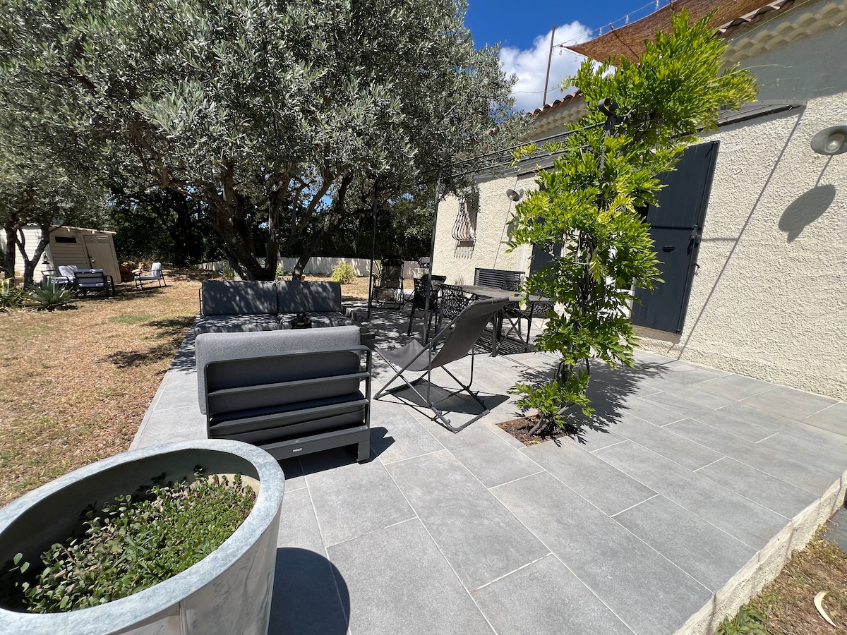 Zonnig terras en tuin