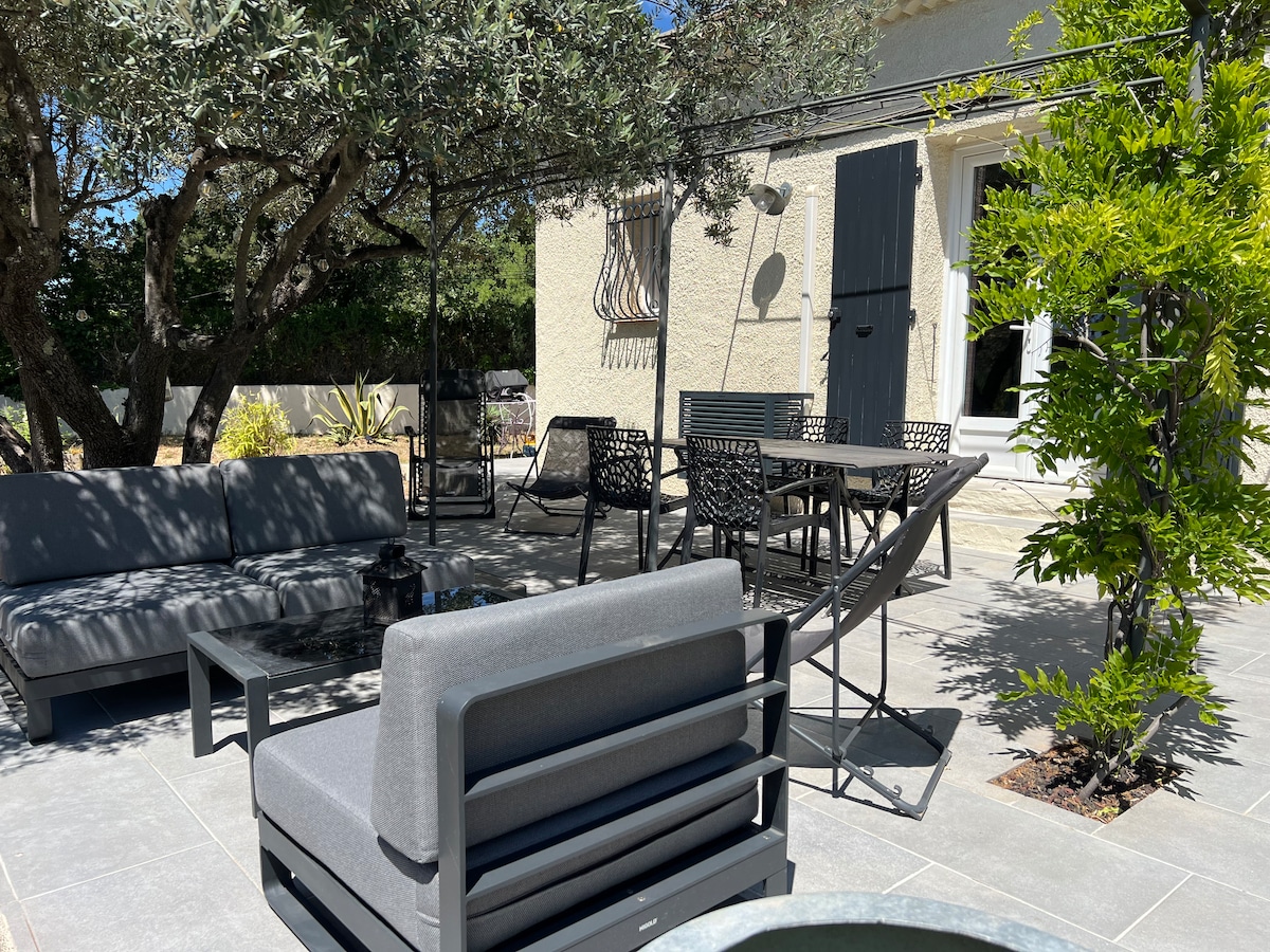 Groot terras met tuinmeubilair