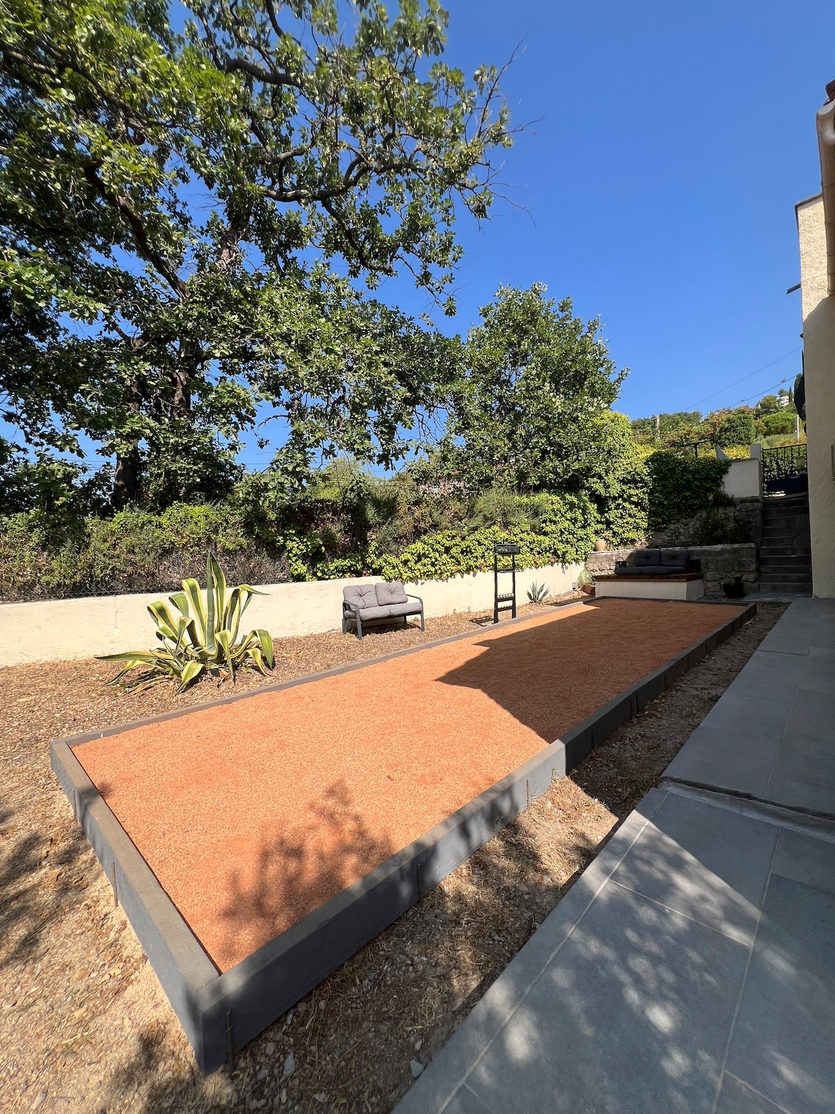 Pétanquebaan met bank