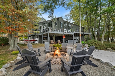 Waterfront Lake Home-Hot tub, game room, fireplace