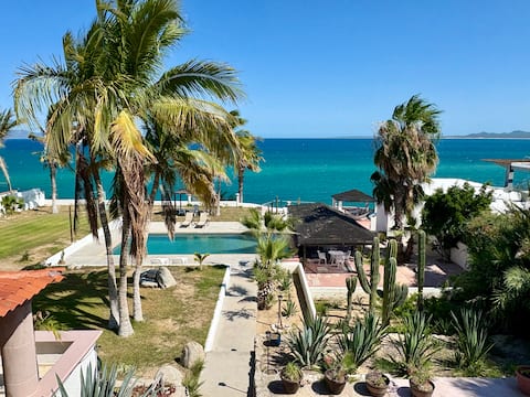Family House in front of the Beach and Large Pool