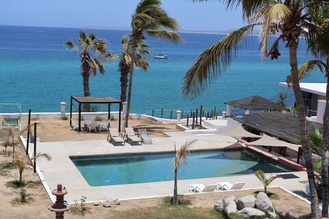 House in front of the beach, large pool and privacy
