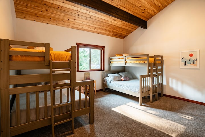 เตียงแฝด 2 หลังบนเตียงสองชั้นเต็มรูปแบบ