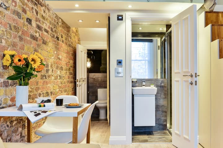 Nice 2 Level Studio, Great Location! - Londra