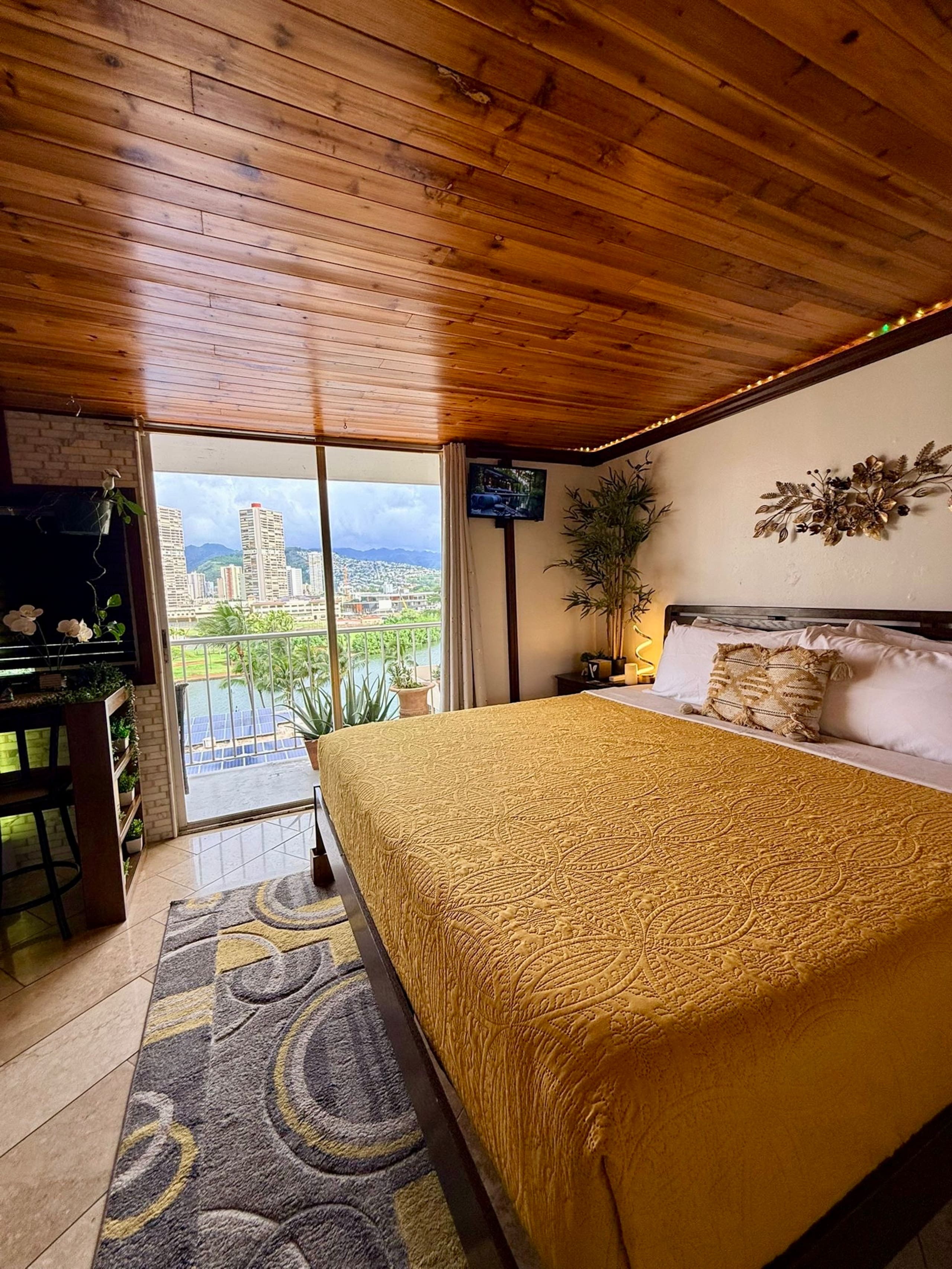 Condo in Honolulu · ★4.84 · 1 bedroom · 1 bed · 1 private bath - Image 1