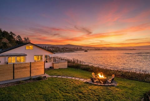 Experience "The VUE" a Waterfront Gem with Hot Tub