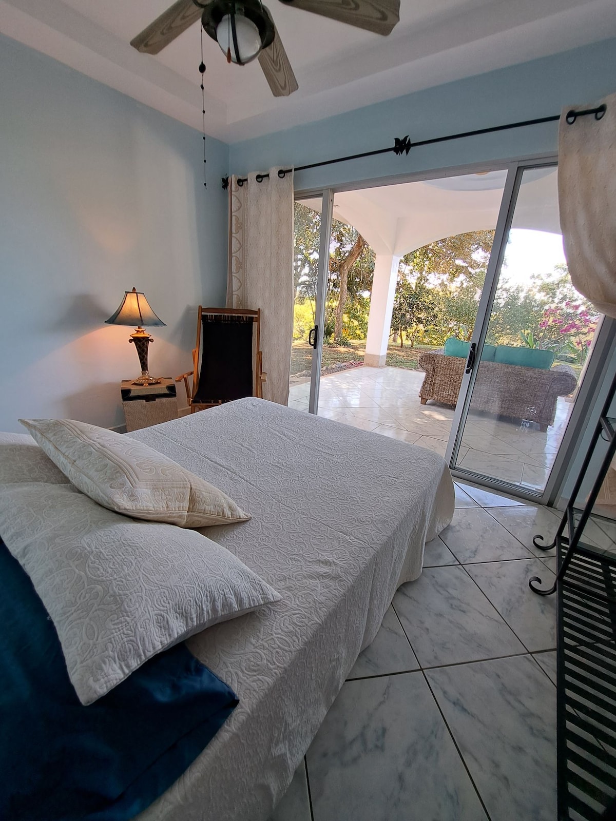 ห้องสวีทส่วนตัวที่ตกแต่งอย่างดีมีทางเข้าแยกต่างหากและที่นั่งนอกบ้านโดยเฉพาะ