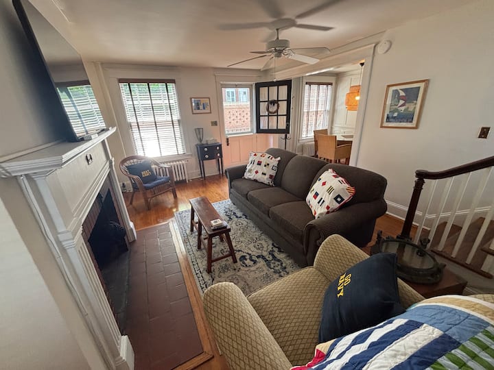 Charming Navy-themed Townhome | Walk To Usna & Dta - Annapolis, MD