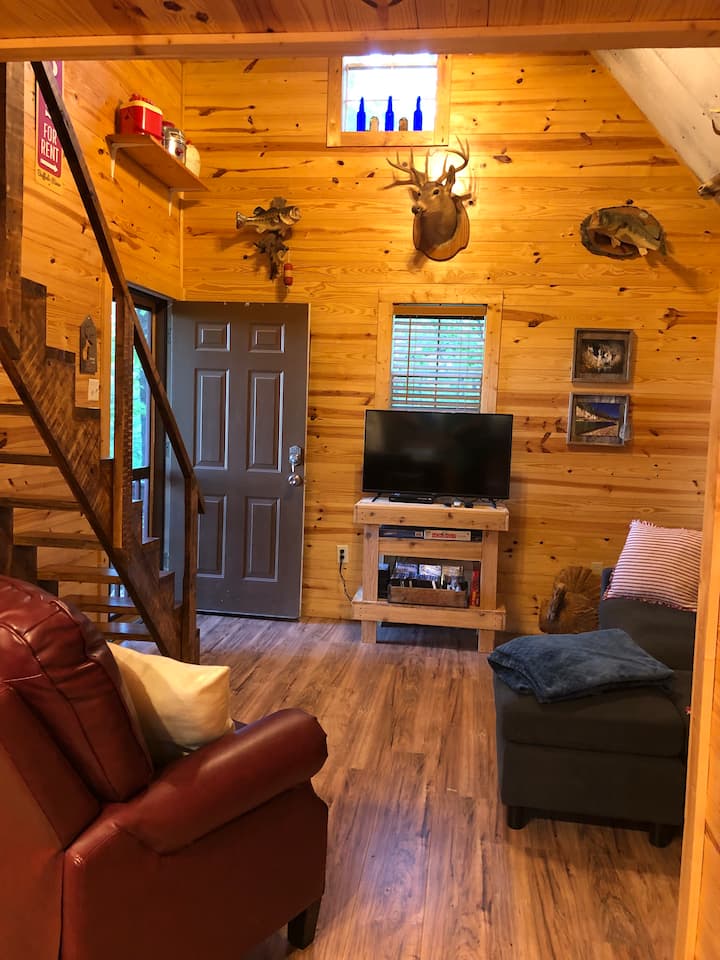 Red Bluff Cabin - Stunning Sunsets, Pet Friendly - Arkansas