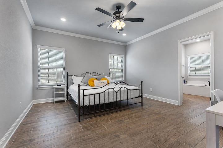 Suite principal tamaño king con baño privado y vestidores.