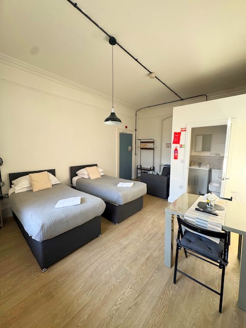 Successful Airbnb property: Twin bed studio (2) central Wolverhampton in St Peter's