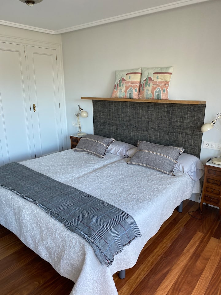 Chumba kikuu cha kulala chenye mwonekano wa bahari na vitanda viwili huru vya milimita 0.90x1.90.