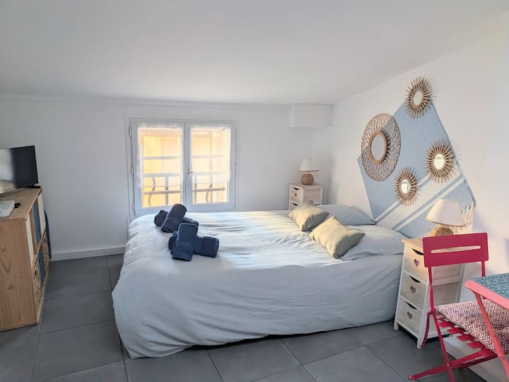 مسكن مريح ومريح. ديكور ناعم، تخزين عملي، طاولة صغيرة للغداء أو العشاء. 