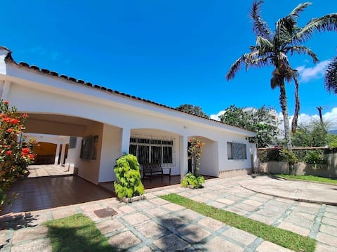 Imóvel de sucesso: One-story, Spacious House 300 m from Enseada Beach Center em Bertioga