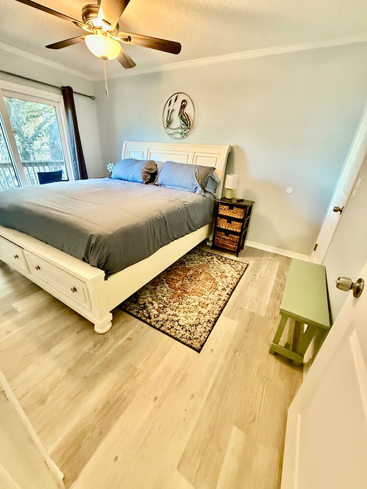 ¿Una cama tamaño king con balcón privado? ¡Sí, por favor! Hay un armario grande para guardar todos tus artículos. 