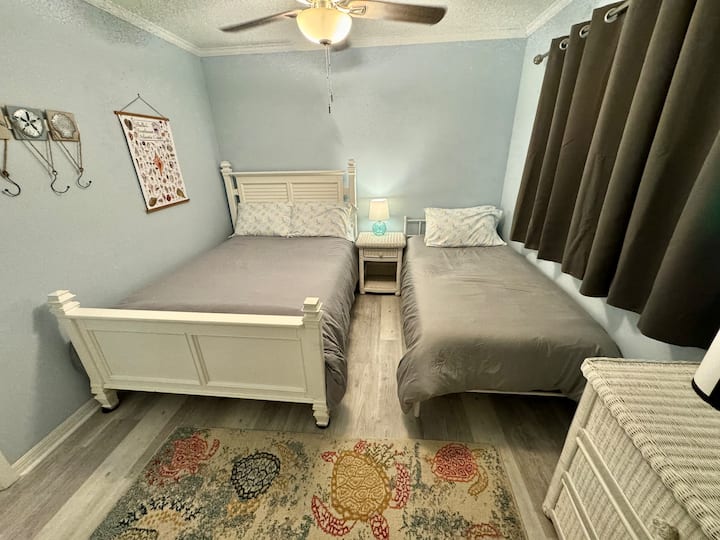 Оваа гостинска соба на повисоко ниво има удобен брачен кревет и кревет за едно лице, совршени за семејства или пријатели. Просторниот плакар нуди многу простор за складирање за подолги престои. Светло, тивко и пријатно.