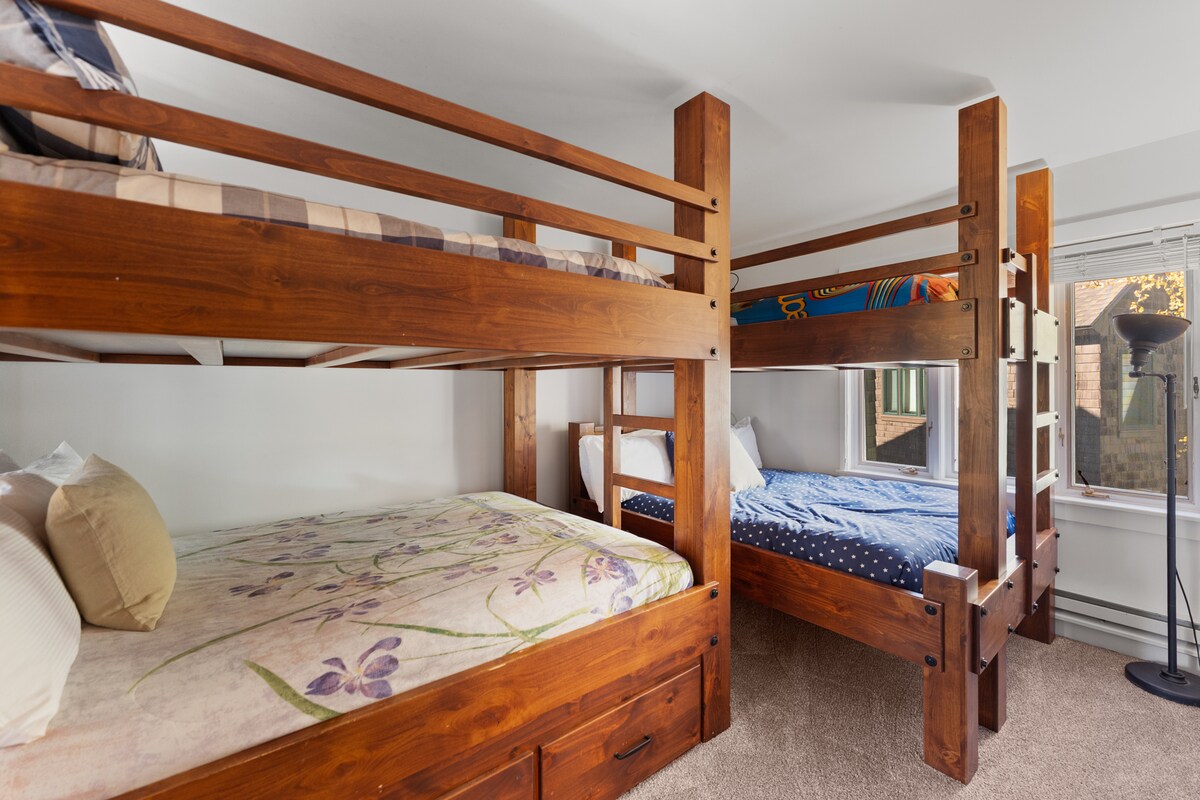 Spálňa pre hostí s dvoma poschodovými posteľami. 