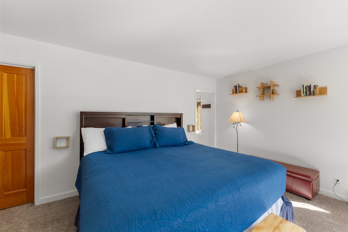 Primárna spálňa s vlastným balkónom a kúpeľňou. 