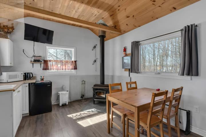 The Hideaway: Private Waterfront Getaway - Kingston