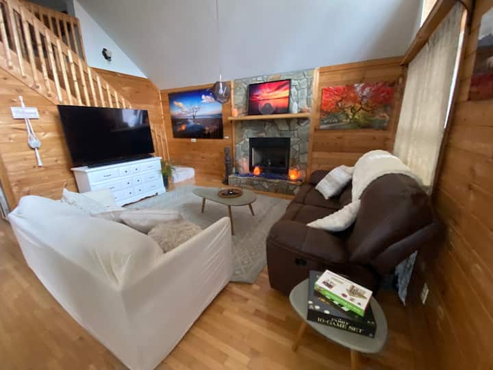 起居室配有远程供电的燃气壁炉、80英寸4K高清索尼智能电视、索尼Soundbar & Sub、HD DVD播放器和DVD、Netflix、100多台现场、Hulu等  皮革双人沙发和拉出式沙发，内有标准双人床