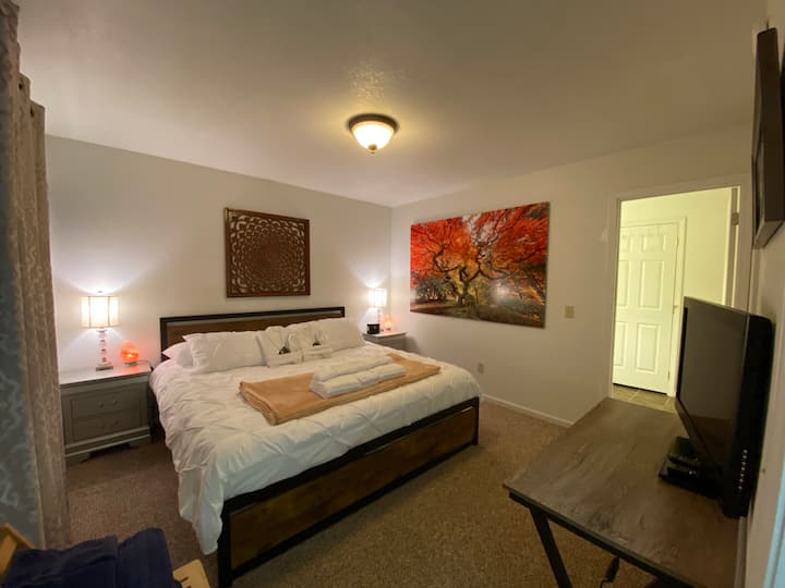 全新、非常高品质的加大双人床和12/7/23的木床架。 全新有机棉质床单、毯子、被子和被套、土耳其睡衣+密封拖鞋和眼罩。 智能电视。套内卫生间。 步入式衣柜，与其他房间一样提供额外的毛巾、毯子、衣架