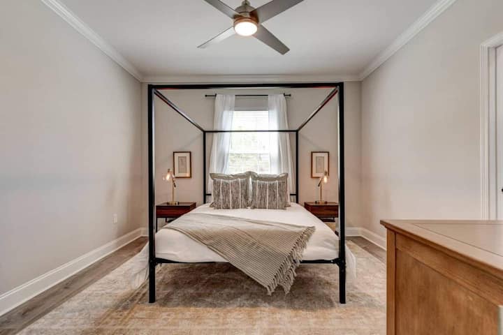 Recámara principal con cama con dosel y baño privado para una sensación de retiro privado.