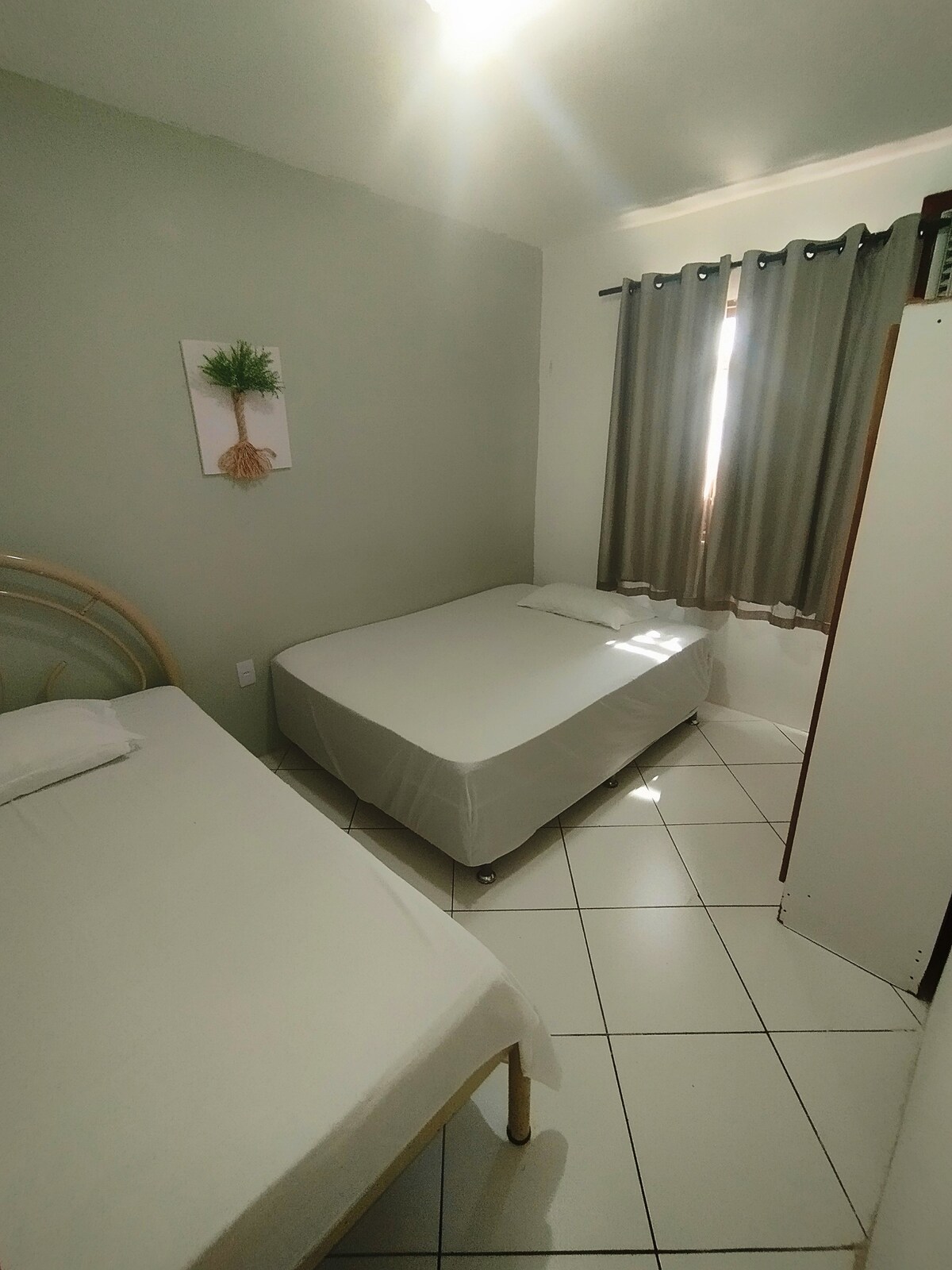 ห้องนอนชั้นบน มีเตียงคู่ 2 หลังและเครื่องปรับอากาศ 