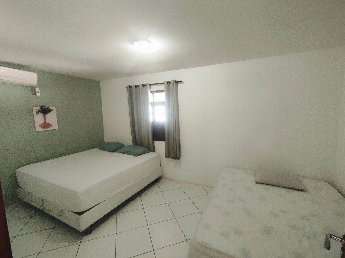 ห้องสวีทซูพีเรียร์ มีเตียงคิงไซส์และเตียงคู่ 2 เตียง ทีวี และเครื่องปรับอากาศ 