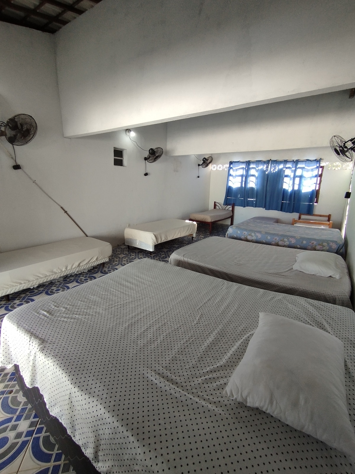 ห้องนอน: เตียงคู่ 3 หลังและเตียงเดี่ยว 5 หลัง พร้อมที่นอนคู่ 1 อันและพัดลมติดผนังเทอร์โบ 5 เครื่อง