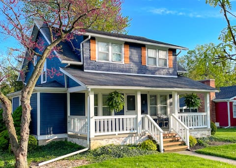 The Little Blue Bungalow / Walk to Shops & Eats